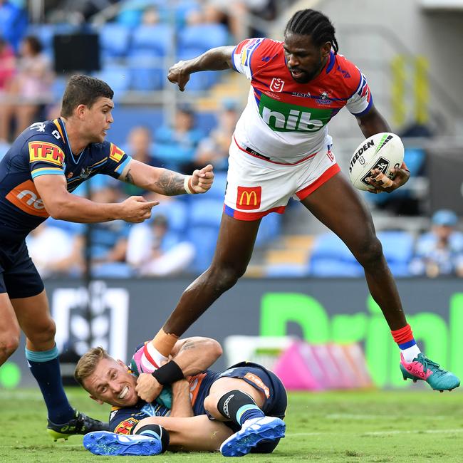 Bryce Cartwright clings desperately to Edrick Lee. Picture: Bradley Kanaris/Getty Images