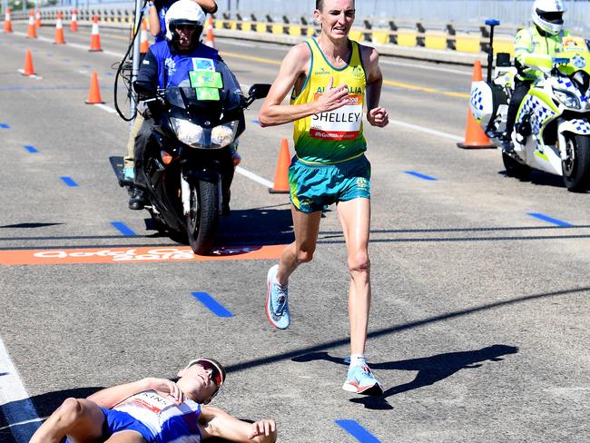 Michael Shelley of Australia (right) passes Callum Hawkins of Scotland as he collapses after being in the lead of the Men's Marathon Final on day eleven of competition at the XXI Commonwealth Games on the Gold Coast, Australia, Sunday, April 15, 2018. (AAP Image/Tracey Nearmy) NO ARCHIVING, EDITORIAL USE ONLY