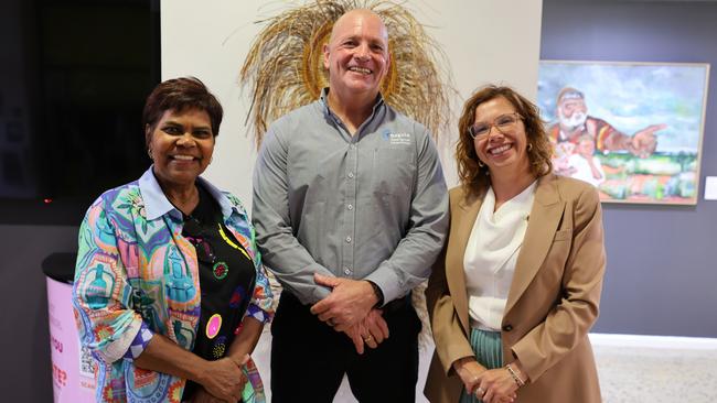 KATHERINE, NT, Jan 21, 2025: Lingiari MP Marion Scrymgour, Bagala Aboriginal Corporation CEO Steve Smith, and Social Services Minister Amanda Rishworth. The federal government will fund three new community-led Men’s Wellness Centres in the Top End to provide support for Indigenous men and boys to recognise signs of healthy and unhealthy relationships. Picture: Supplied.