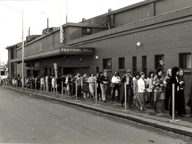 Crowds queuing at Festival Hall in 1982.