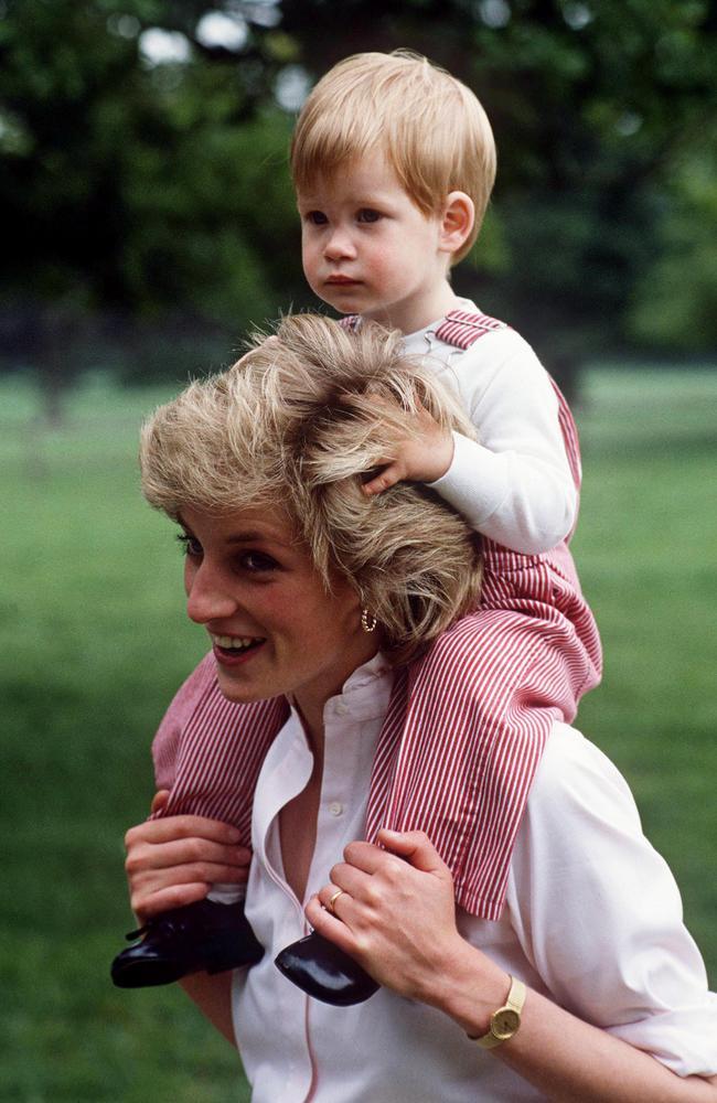 Princess Diana carries Prince Harry on her shoulders in 1986. Picture: Getty Images