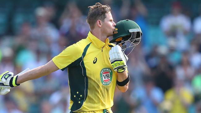 Steve Smith kisses the coat of arms.