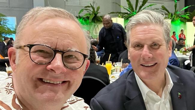 Anthony Albanese and UK PM Keir Starmer ay CHOGM Samoa.