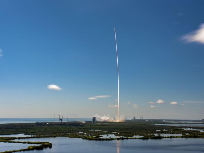 Falcon 9 launches 58 Starlink satellites and 3 @planetlabs,  SkySats – the first time a booster has completed six flights to and from orbit. , Picture: SpaceX