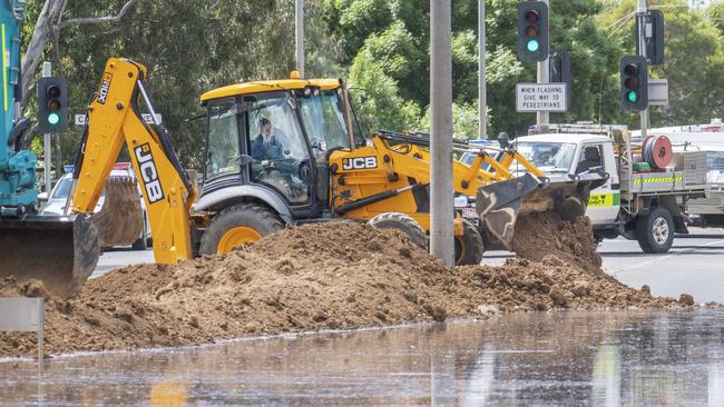 Levee walls are constructed in Echuca. Picture: Rob Leeson