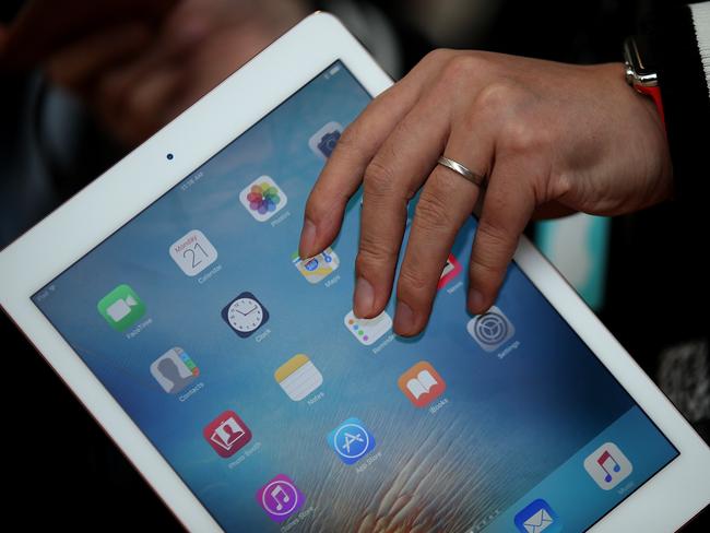 CUPERTINO, CA - MARCH 21: An attendee looks at the new 9.7" iPad Pro during an Apple special event at the Apple headquarters on March 21, 2016 in Cupertino, California. Apple CEO announced the iPhone SE and a 9.7" version of the iPad Pro. Justin Sullivan/Getty Images/AFP == FOR NEWSPAPERS, INTERNET, TELCOS & TELEVISION USE ONLY ==