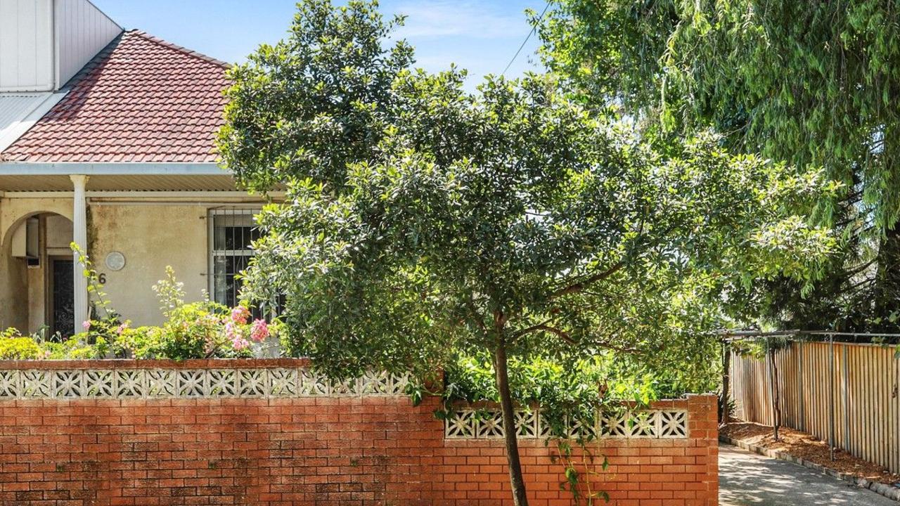 Prix ​​​​des maisons à Sydney: la maison délabrée de Bondi se vend 1,15 million de dollars au-dessus de la réserve