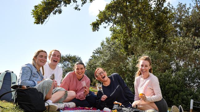 Sydneysiders enjoying a picnic with five vaccinated people, an allowance that has been extended to the LGAs of concern. Picture: NCA NewsWire / Flavio Brancaleone