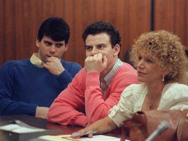 Erik Menendez (C) and his brother Lyle (L) are pictured, on August 12, 1991 in Beverly Hills. They are accused of killing their parents, Jose and Mary Louise Menendez of Beverly Hills, Calif. AFP PHOTO MIKE NELSON (Photo by MIKE NELSON / AFP)