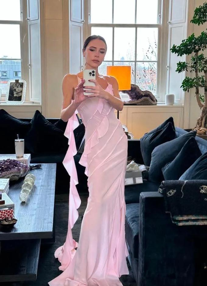 Victoria Beckham nails Valentine s Day dressing ahead of time