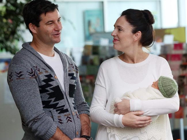 (FILES) In this file photo taken on June 24, 2018, New Zealand Prime Minister Jacinda Ardern and partner Clarke Gayford pose with their baby daugther Neve Te Aroha Ardern Gayford outside the hospital in Auckland. - New Zealand Prime Minister Jacinda Ardern announced on January 19, 2023 she will resign next month. (Photo by MICHAEL BRADLEY / AFP)