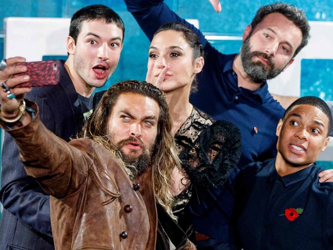 (L-R) US actor Ezra Miller, US actor Jason Momoa, Israeli actress Gal Gadot, US actor Ben Affleck, US actor Ray Fisher and British actor Henry Cavill pose for a selfie photograph at a photocall for the film 'Justice League' in central London on November 4, 2017. / AFP PHOTO / Tolga AKMEN