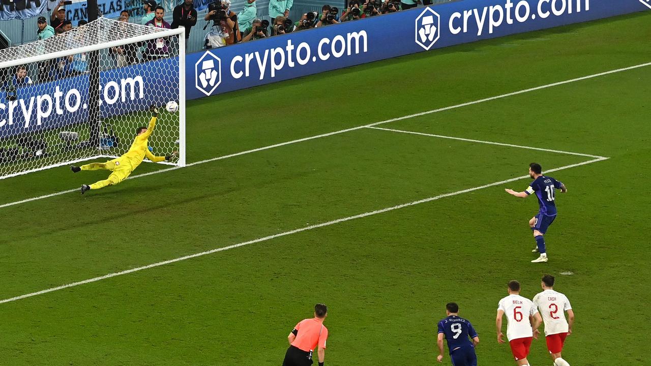 Wojciech Szczesny (L) saves the penalty shot by Argentina's forward #10 Lionel Messi (top R). (Photo by Glyn KIRK / AFP)