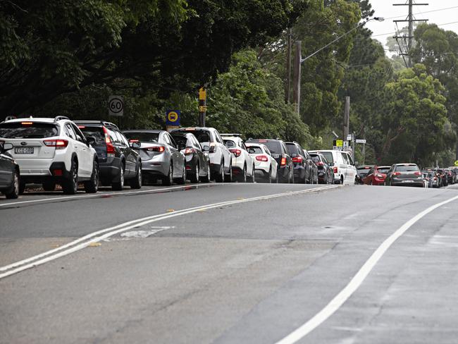 Lines of people waiting in their cars for a Covid-19 test at Warringah. Picture: Adam Yip