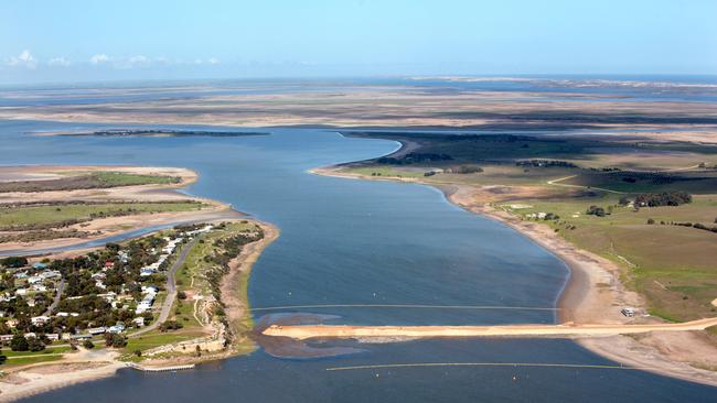 The River Murray at Clayton, with the Clayton regulator visible.