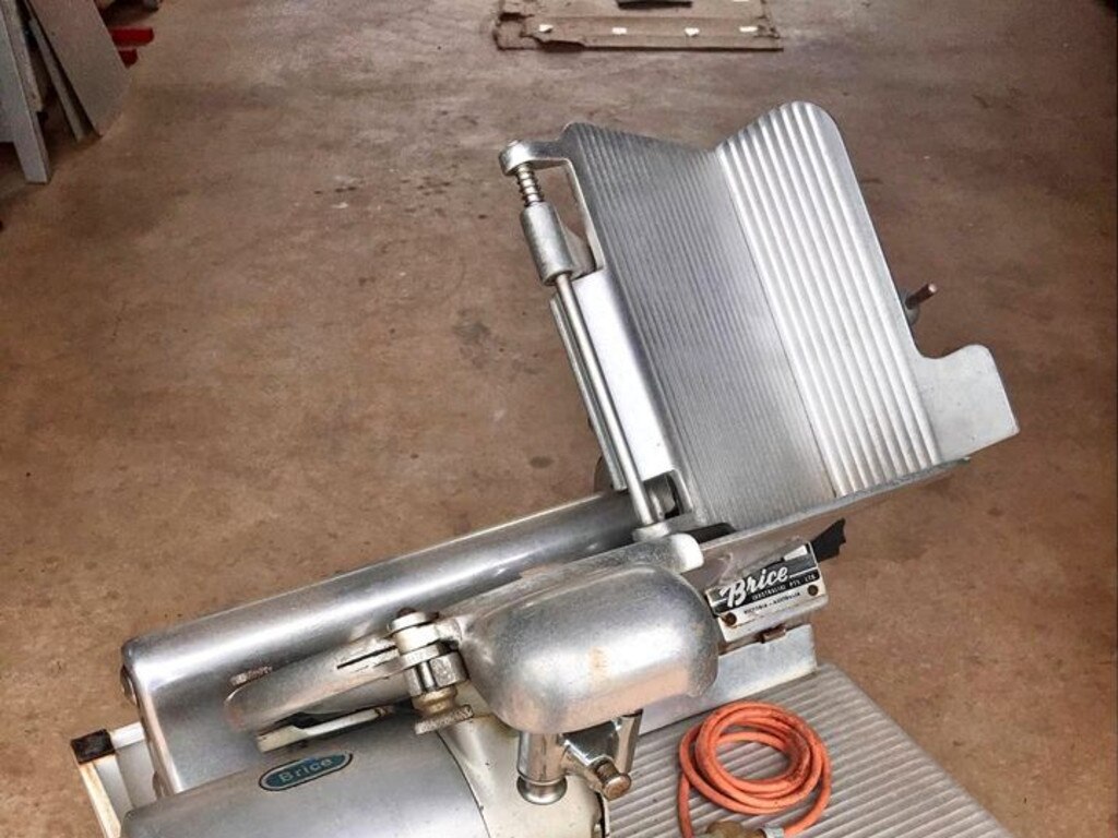 Butcher's meat slicer with dust cover