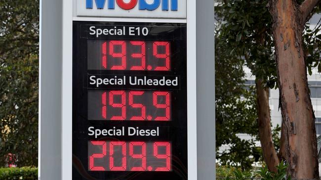 SYDNEY, AUSTRALIA - NewsWire Photos SEPTEMBER 29, 2022: The fuel prices pictured at the 7-11 in North Ryde.Picture: NCA NewsWire / Damian Shaw