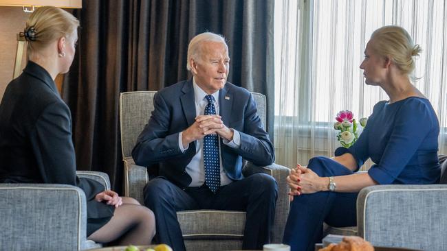 Joe Biden (C) meets with Yulia Navalnaya (R), and daughter Dasha Navalnaya (L) in San Francisco. Picture: White House/AFP.