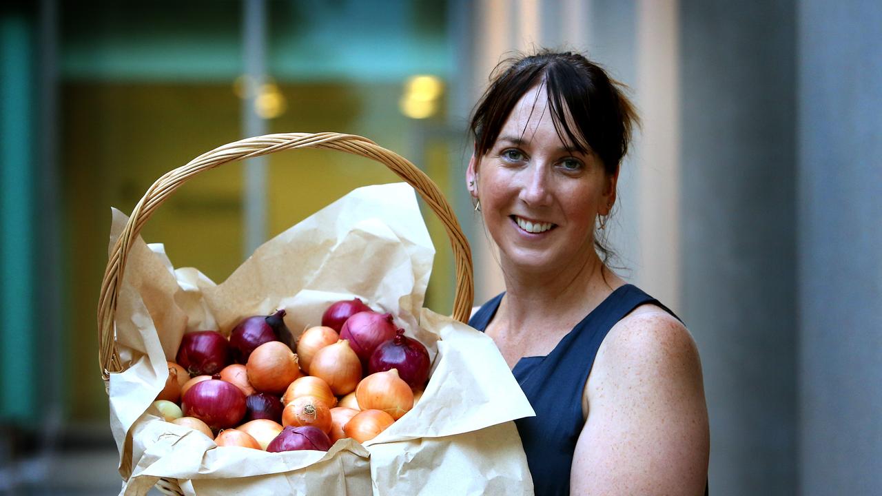 Lechelle Earl, the 2015 CEO of Onions Australia, went to Parliament House and delivered this delicious raw onion snack pack to Tony Abbott. He must have been thrilled. 