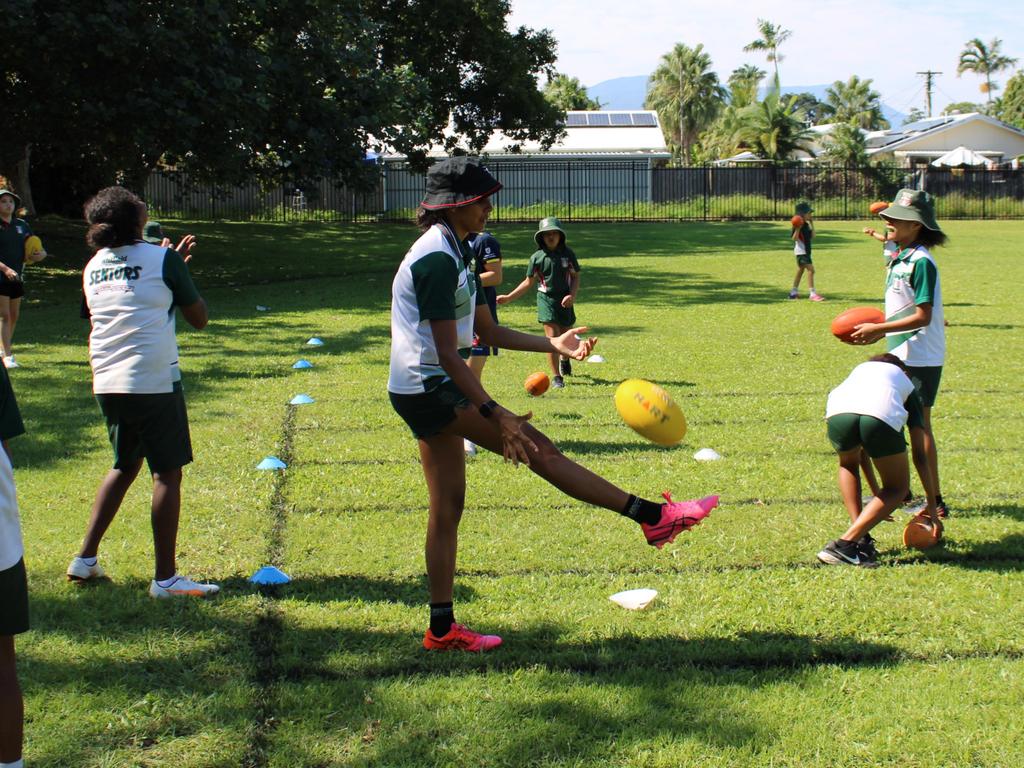 Mega Gallery: Adelaide Crows AFLW stars mix it with Whitfield State School  | Townsville Bulletin