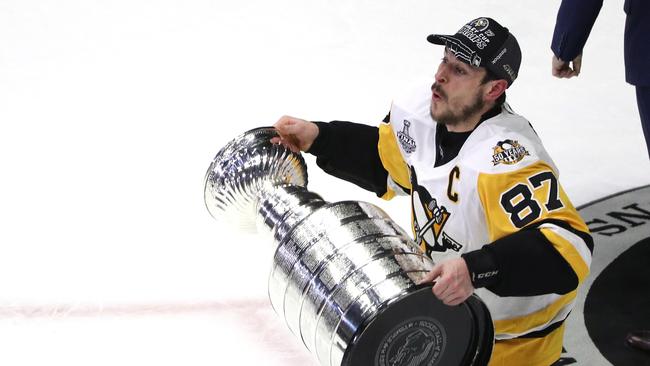 Pittsburgh Penguins memenangkan Piala Stanley kedua berturut-turut, mengalahkan Nashville Predators 2-0 di Game 6.