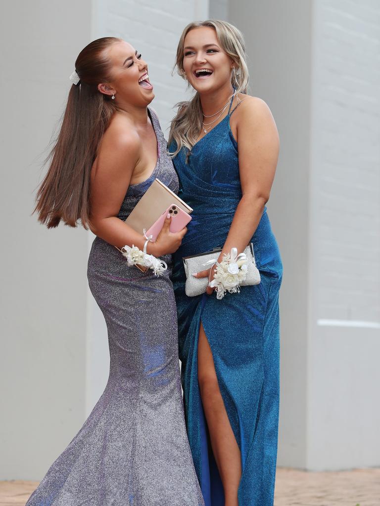 Lisarow High School Year 12 students celebrate formal in style | Daily ...