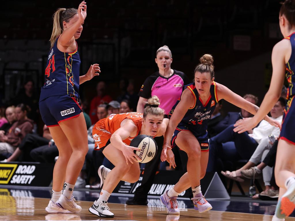 Stephanie Reid of the Townsville Fire and Lauren Mansfield of the Adelaide Lightning. Picture: Getty Images