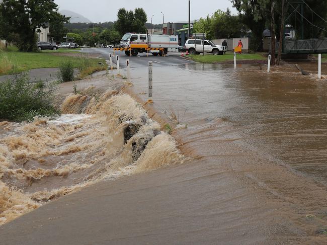 Victoria is bracing for floods. The SES are closing roads due to rising river levels in Myrtleford.     Picture: Alex Coppel.