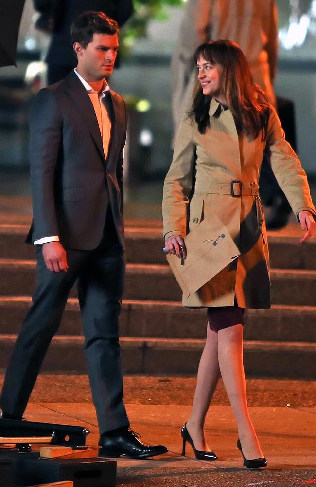 dakota johnson and jamie dornan on set