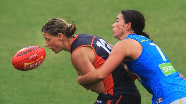 Cora Staunton of the Giants contests the ball with Lauren Ahrens of the Suns. (Photo by Mark Evans/Getty Images)