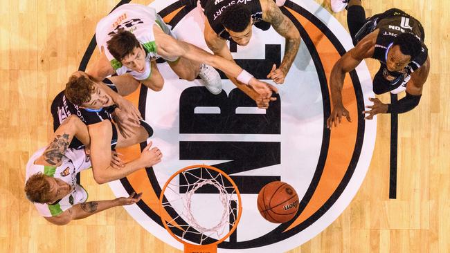 Daniel Trist of the Phoenix, Finn Delany of the Breakers, Dane Pineau of the Phoenix, Brandon Ashley of the Breakers and Scotty Hopson of the Breakers (L-R) compete for the ball during the round 20 NBL match between the New Zealand Breakers and the South East Melbourne Phoenix at Horncastle Arena on February 14, 2020 in Christchurch, New Zealand. (Photo by Kai Schwoerer/Getty Images)