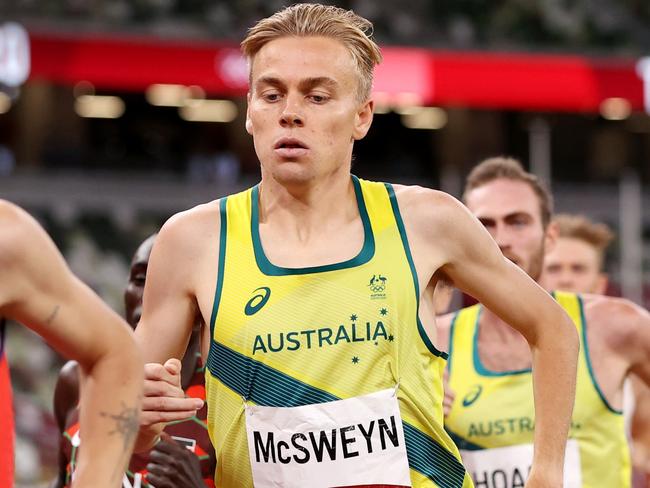 TOKYO, JAPAN - AUGUST 07: Stewart McSweyn trails Jakob Ingebrigtsen of Team Norway in the Men's 1500m Final on day fifteen of the Tokyo 2020 Olympic Games at Olympic Stadium on August 07, 2021 in Tokyo, Japan. (Photo by David Ramos/Getty Images)