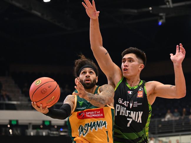 Jordon Crawford of the JackJumpers drives to the basket under pressure from Reuben Te Rangi of the Phoenix. Picture: Matt Roberts/Getty Images for NBL