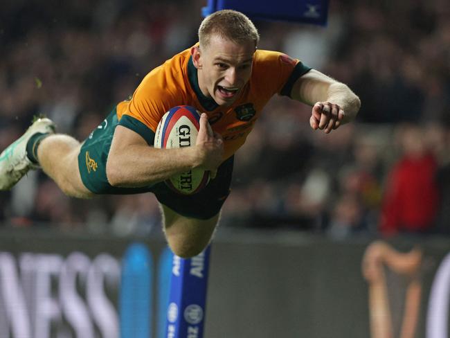 TOPSHOT - Australia's Max Jorgensen dives over the line to score their late winning try during the Autumn Nations Series International rugby union test match between England and Australia at the Allianz Stadium, Twickenham in south-west London, on November 9, 2024. Australia won the game 42-37. (Photo by Adrian Dennis / AFP)