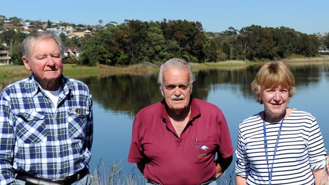 Harry Elliffe (centre) with Curl Curl Lagoon Friends members Ray Cox and Pam Rawling.