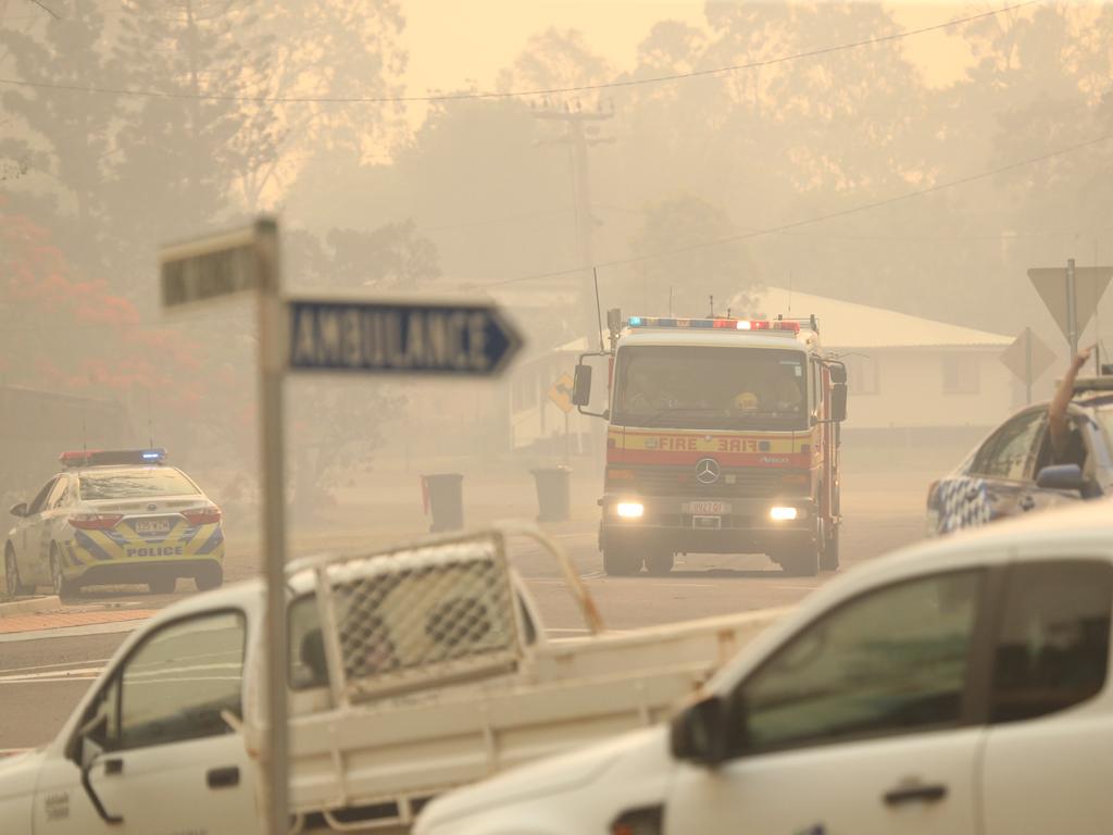 Police evacuate the town of Mt Larcom. Picture: Mark Cranitch.