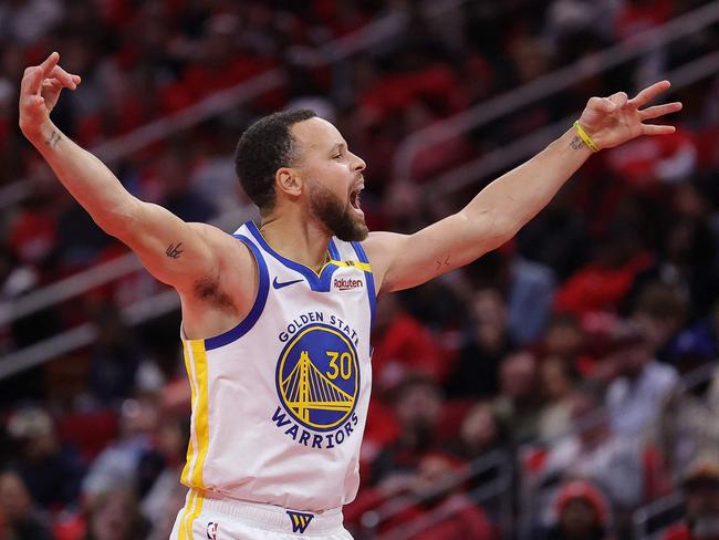 HOUSTON, TEXAS - DECEMBER 11: Stephen Curry #30 of the Golden State Warriors celebrates a three-point basket against during the second half of a quarterfinal game in the NBA Emirates Cup at Toyota Center on December 11, 2024 in Houston, Texas. NOTE TO USER: User expressly acknowledges and agrees that, by downloading and or using this photograph, User is consenting to the terms and conditions of the Getty Images License Agreement.   Alex Slitz/Getty Images/AFP (Photo by Alex Slitz / GETTY IMAGES NORTH AMERICA / Getty Images via AFP)