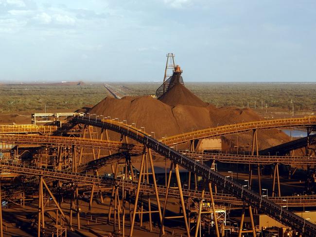 A processing plant can be seen at the Fortescue Metals Group Christmas Creek iron-ore mine located south of Port Hedland in the Pilbara region of Western Australia, November 17, 2015. PHOTO: STAFF/REUTERS