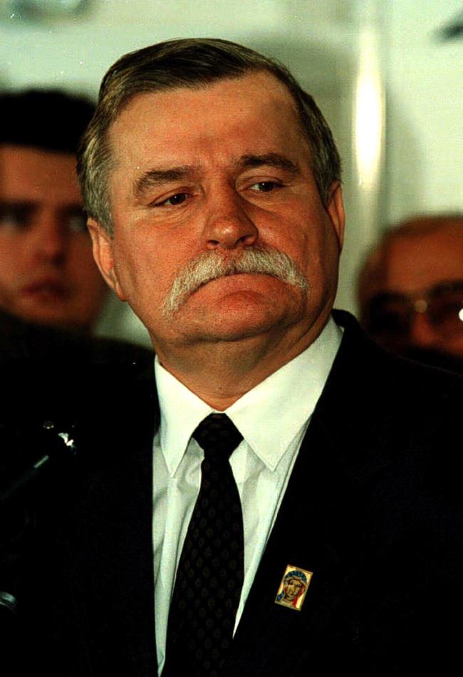 President Lech Walesa concedes defeat during a press conference on November 20, 1995, after Poland's electoral commission announced his loss in the presidential elections.