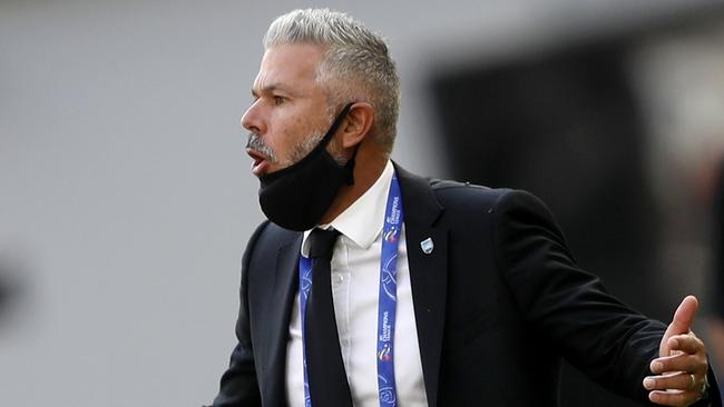 DOHA, QATAR - NOVEMBER 19: Sydney's coach Steve Corica speaks to his players during the AFC Champions League Group H match Shanghai SIPG  and Sydney FC at Khalifa International Stadium on November 19, 2020 in Doha, Qatar. (Photo by Mohamed Farag/Getty Images)