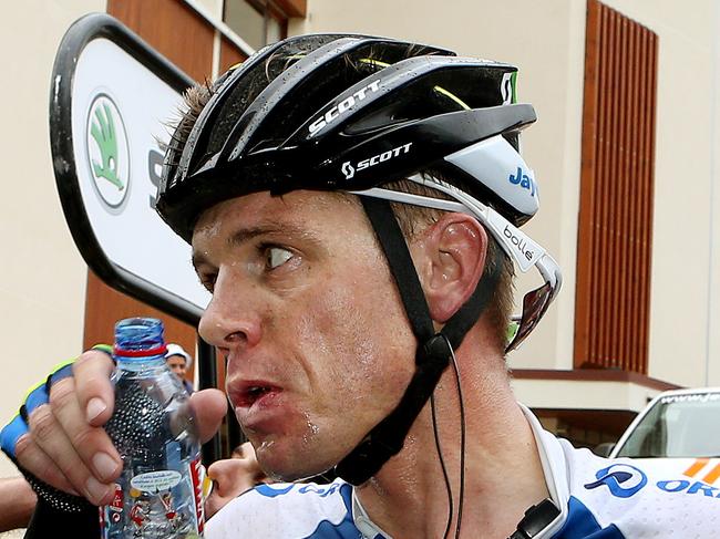 Tour de France - Stage 18 - Gap to Alpe D'Huez - Orica GreenEDGE rider Brett Lancaster takes a drink and cools off before riding back down to the team hotel