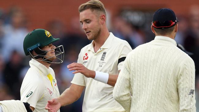 Australia's batsman Steve Smith (2nd L) exchanges words with England paceman Stuart Broad (2nd R) on the first day of the second Ashes cricket Test match in Adelaide in December 2, 2017. / AFP PHOTO / WILLIAM WEST / --IMAGE RESTRICTED TO EDITORIAL USE — STRICTLY NO COMMERCIAL USE —