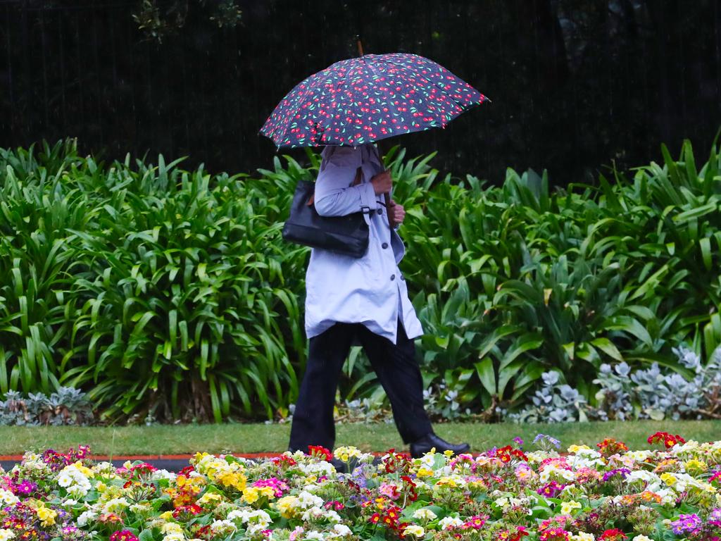 MELBOURNE, AUSTRALIA - NewsWire Photos, OCTOBER 3, 2023. Wet weather sweeps across Melbourne and parts of Victoria. Picture: NCA NewsWire / David Crosling