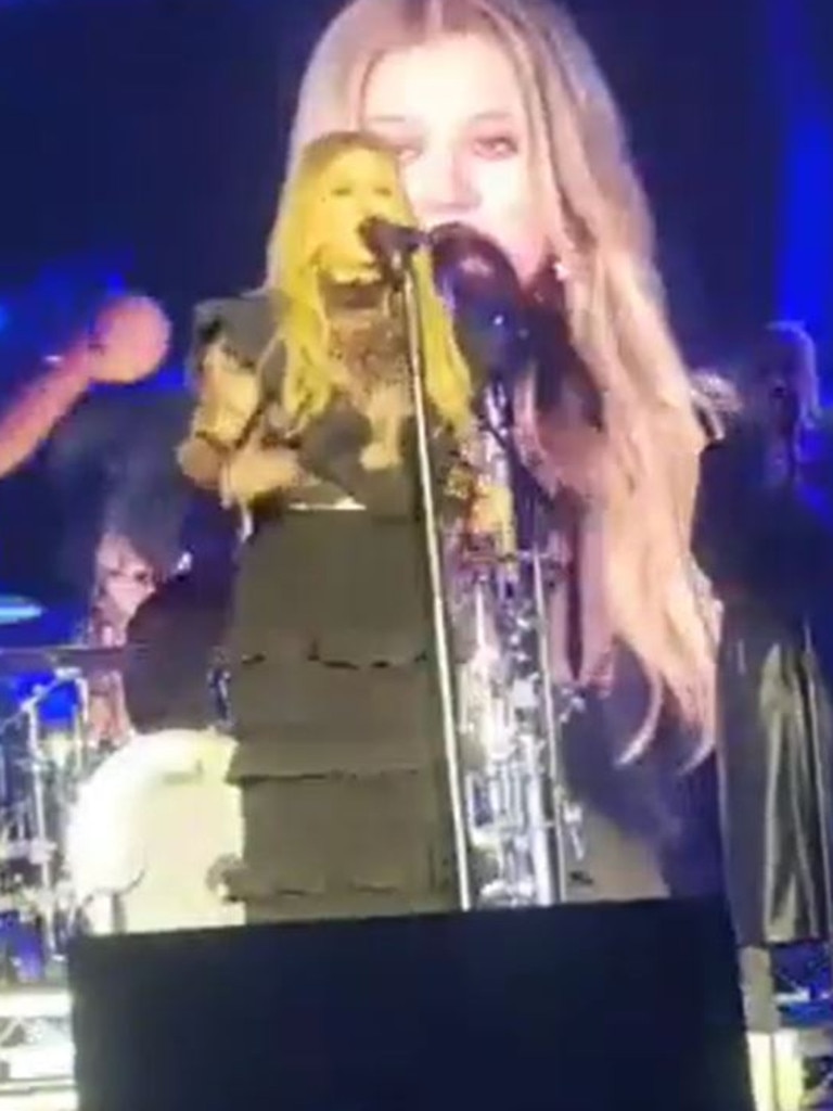 Kelly Clarkson runs off stage after mid-concert wardrobe malfunction ...