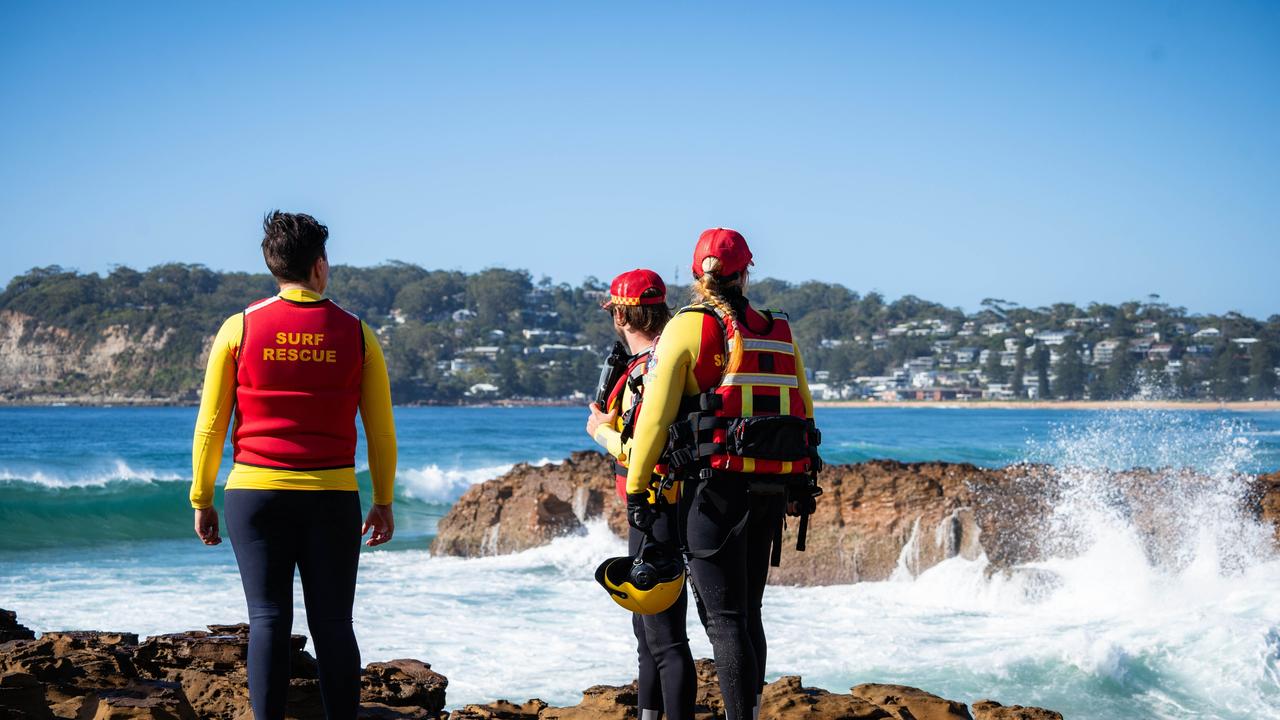 Surf rescue teams search for a missing teen who was swept off the rocks at off North Avoca. Photo: NewsWire/Tom Parrish