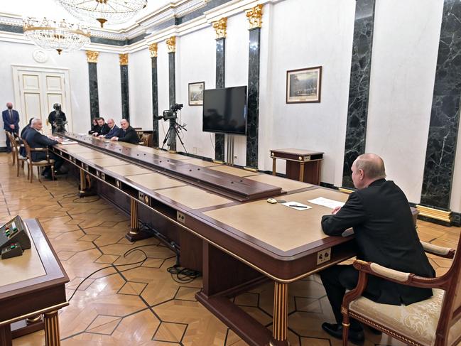 TOPSHOT - Russian President Vladimir Putin chairs a meeting on economic issues at the Kremlin in Moscow on February 28, 2022. - A defiant Russia said on February 28 it could ride out Western sanctions over its invasion of neighbouring Ukraine as President Vladimir Putin huddled with officials to discuss the economic turmoil of the five-day-old war. (Photo by Alexey NIKOLSKY / SPUTNIK / AFP)