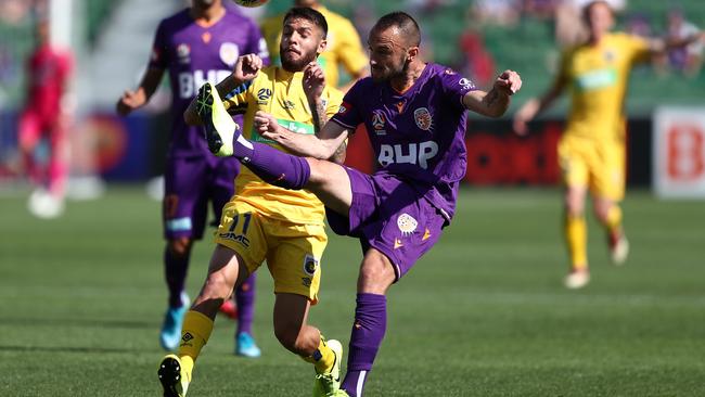 Perth Glory’s Ivan Franjic under pressure from Central Coast Mariners Danny De Silva at HBF Park in Perth, Sunday, November 3, 2019. Picture: AAP Image/Gary Day