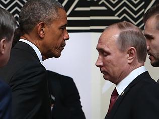 Putin, Obama share awkward handshake