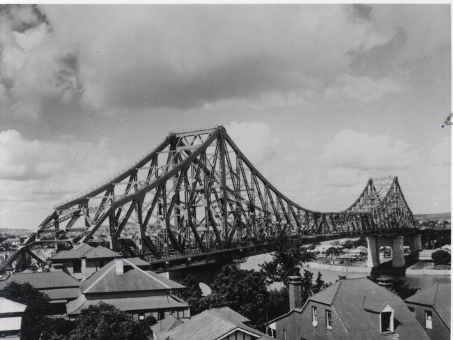 The Story Bridge around its 1940 completion