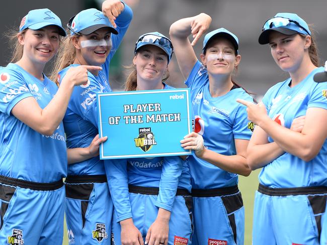 Strikers players award unofficial player of the match award to Amanda-Jade Wellington after their super over win over Sydney Thunder on November 24. Picture: STEVE BELL/GETTY IMAGES